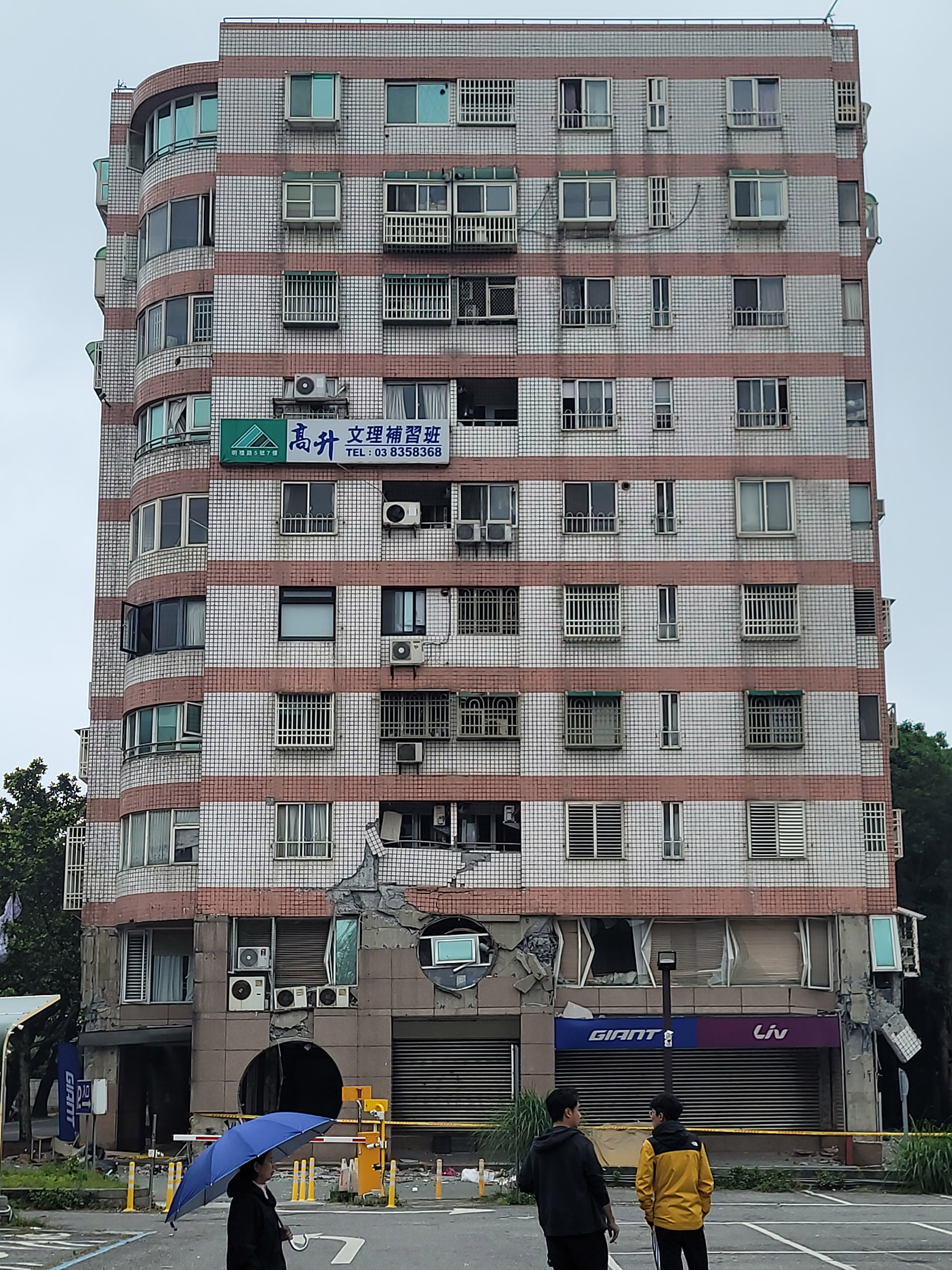 Le rez-de-chaussée de l'immeuble Tongshuài a été fortement endommagé lors de la première secousse. Le coin a cédé lors de la réplique du 23 Avril. Les butons placés après la secousse principale ont glissé; le mécanisme de rupture n'était pas contraint. En juin, il était démoli,